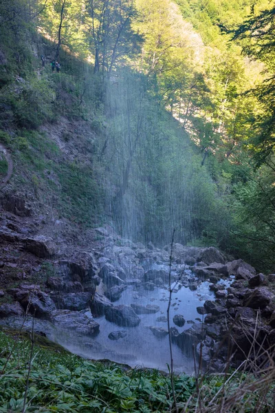 Wasserfall in den felsigen Bergen — Stockfoto