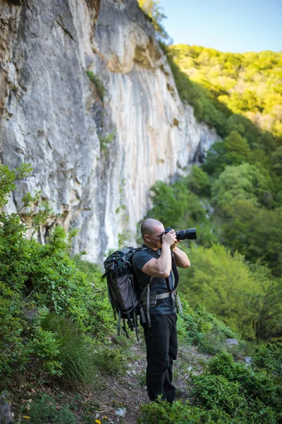 Naturfotograf vandring på ett spår — Stockfoto