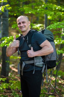 Adam baş parmağını gösteriyor.