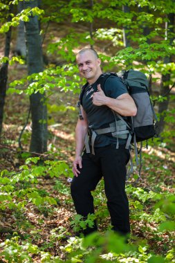 Adam baş parmağını gösteriyor.