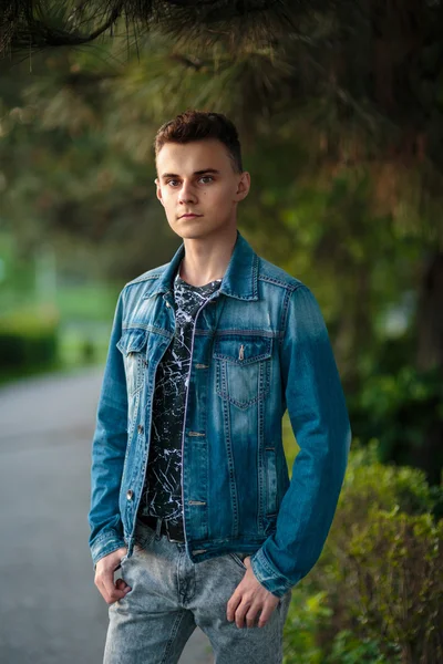 Adolescente ragazzo in ambiente urbano — Foto Stock