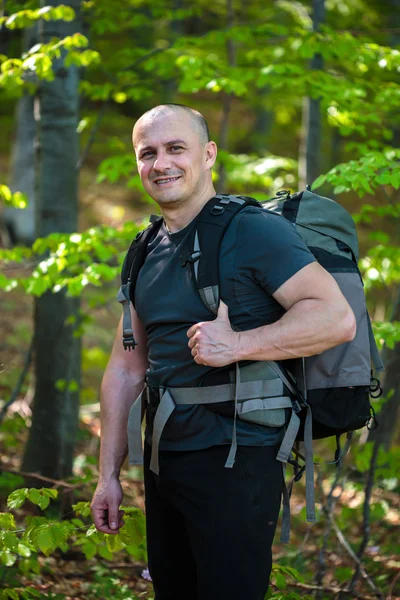 Excursionista feliz con mochila —  Fotos de Stock