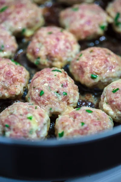 Köttbullar matlagning i olivolja — Stockfoto