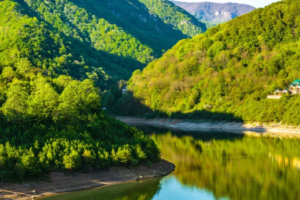 H lago entre montanhas cobertas de floresta — Fotografia de Stock