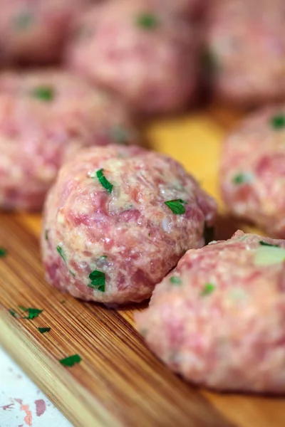 Albóndigas crudas en una tabla de madera — Foto de Stock