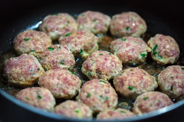 Gehaktballen koken in olijfolie — Stockfoto