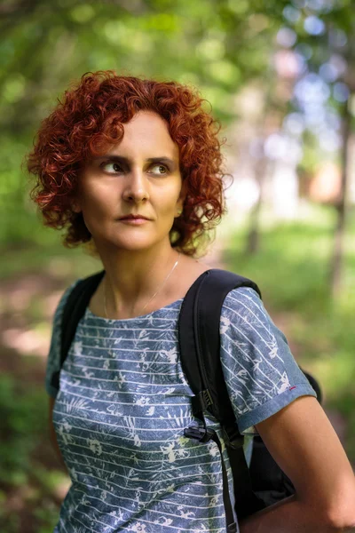 Mulher com mochila standin — Fotografia de Stock