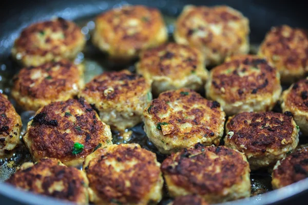 Köttbullar matlagning i olivolja — Stockfoto