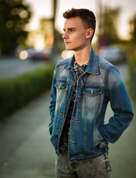 Adolescente ragazzo in ambiente urbano — Foto Stock