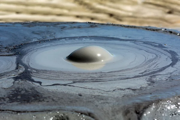 アクティブな泥の火山円錐形 — ストック写真
