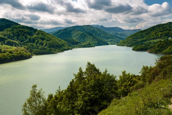 Lake between mountains covered with  forests — Stock Photo, Image