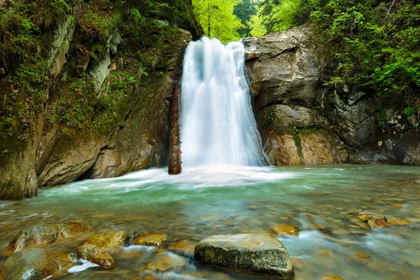 Bir kanyonda bir şelale peyzaj — Stok fotoğraf