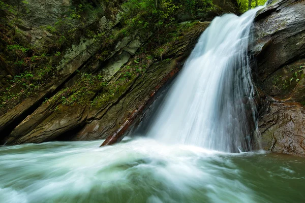 Paesaggio con cascata in un canyon — Foto Stock