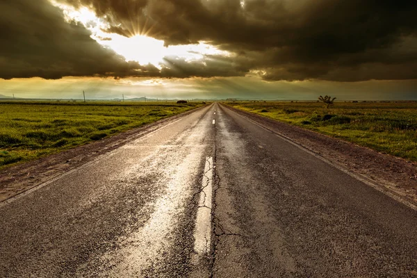 Empty road after rain vanishing — Stock Photo, Image