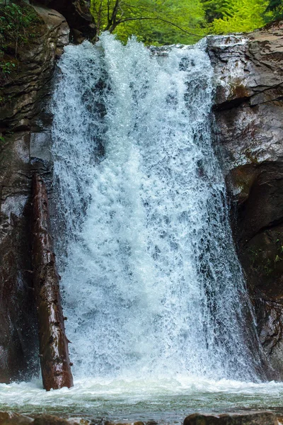 Paisaje con una cascada en un cañón — Foto de Stock