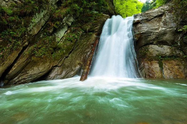 Paisaje con una cascada en un cañón — Foto de Stock