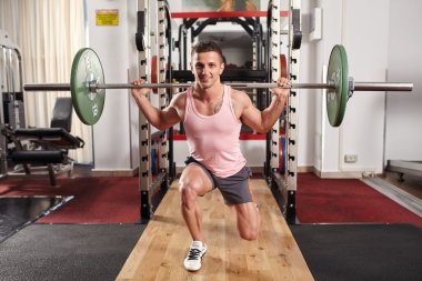 Halter lunges yapan erkek