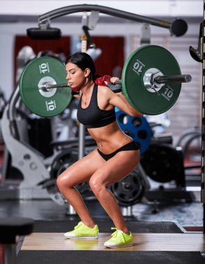 barbell ile ağız kavgası yapıyor kadın 