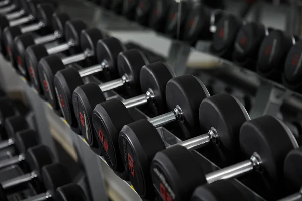 Mancuernas nuevas en el gimnasio — Foto de Stock