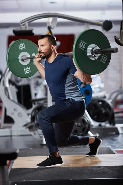 Atletisk man gör knäböj — Stockfoto