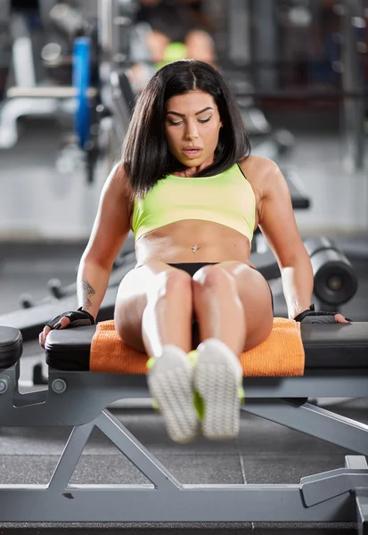 Женщина в спортзале делает хрустящие мышцы пресса — стоковое фото