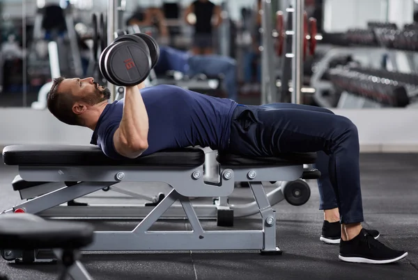 Uomo che fa allenamento al petto — Foto Stock