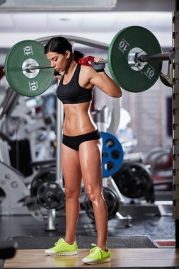 genç kadın ağız kavgası yapıyor