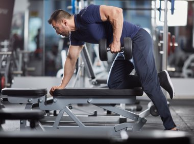 Dumbbell satır yapan erkek 