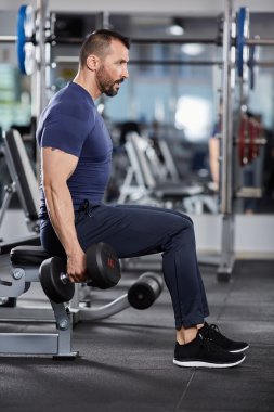 Pazı kıvırmak yapan atletik erkek