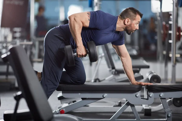 Man gör dumbbell rad — Stockfoto