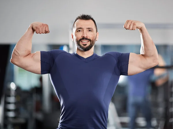 Showing off big arms — Stock Photo, Image