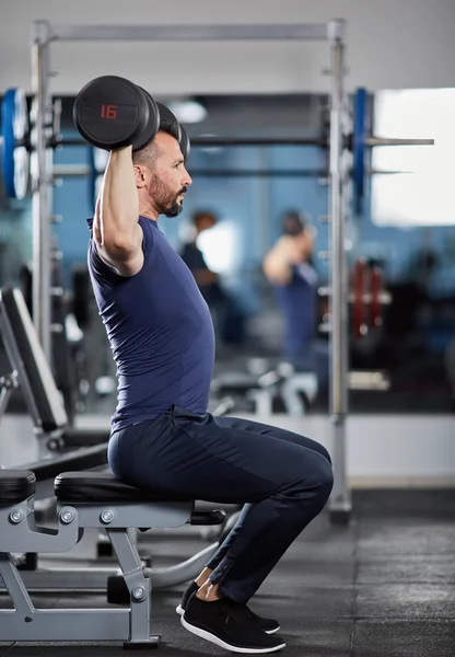 Man doing shoulder workout — Stock Photo, Image