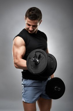 Pazı kıvırmak yapıyor atlet