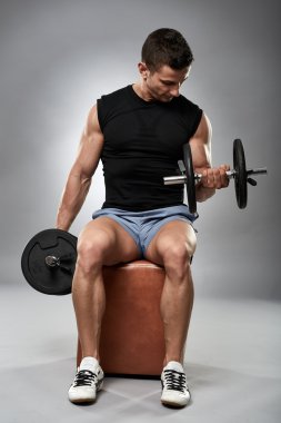 Şeyleri yaparak oturur pozisyonda bukleler