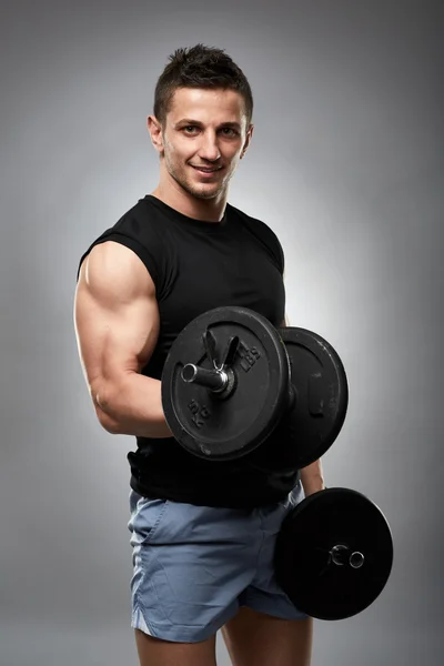 Idrottsman gör biceps curl — Stockfoto