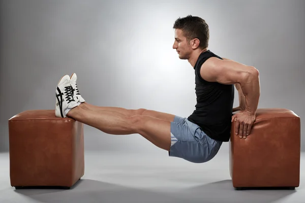 Man doet pushup dips — Stockfoto