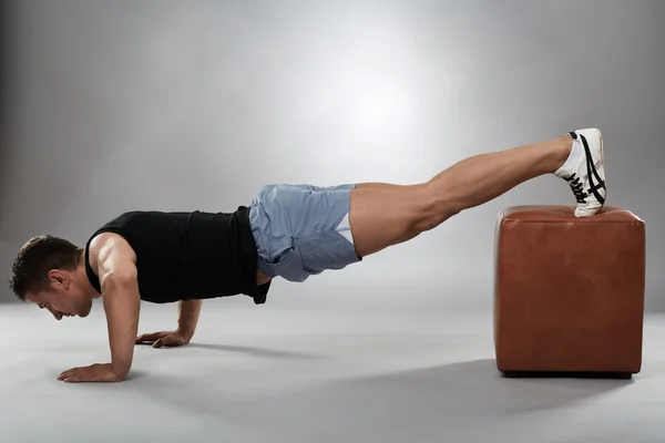 Fitness model doing pushups — Stock Photo, Image