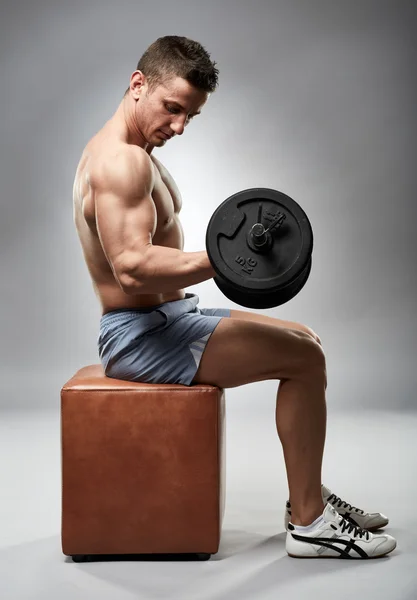 Hombre haciendo bíceps rizos — Foto de Stock