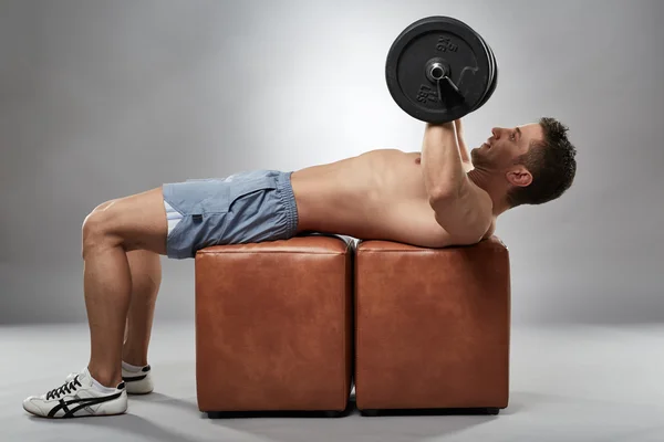 Człowiek robi treningu klatki piersiowej — Zdjęcie stockowe