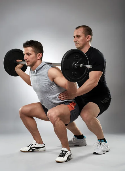 Entrenador ayudando a un hombre — Foto de Stock