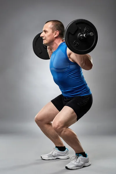 Uomo che fa squat — Foto Stock