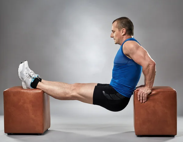 Hombre haciendo flexiones de presión —  Fotos de Stock