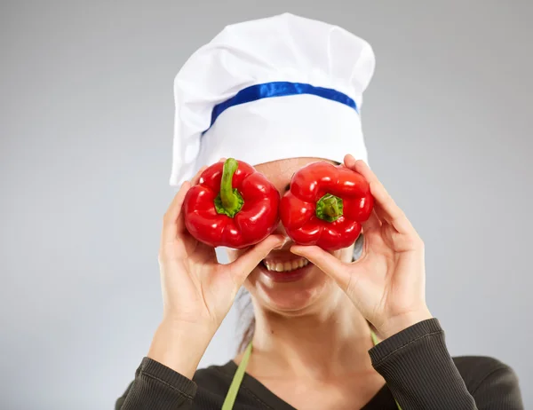 Μάγειρας κρατώντας δύο μεγάλες πιπεριές — Φωτογραφία Αρχείου