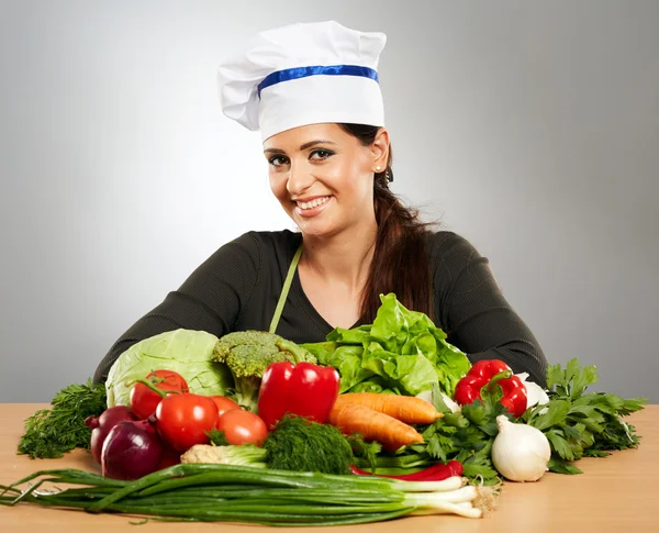 Cocinar en delantal con verduras — Foto de Stock