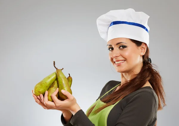 Mulher cozinheiro segurando pêras — Fotografia de Stock