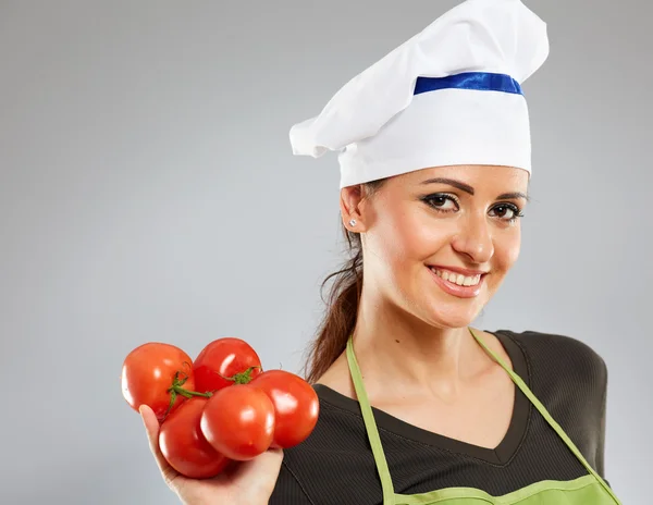 Koch hält einen Bund Tomaten in der Hand — Stockfoto