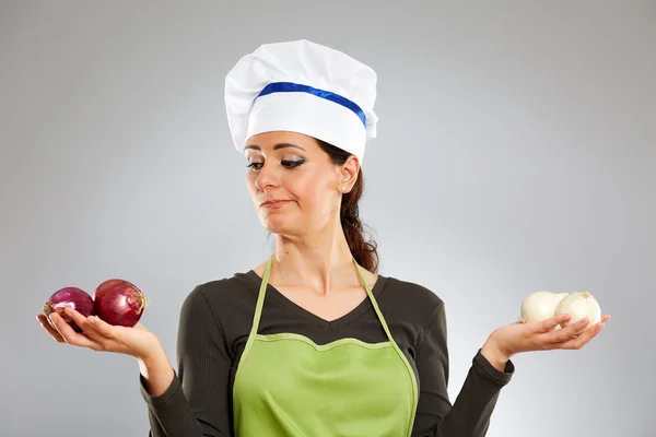 Cozinhar segurando cebolas vermelhas e brancas — Fotografia de Stock