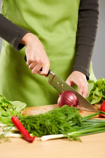 Ręce do krojenia warzyw — Zdjęcie stockowe