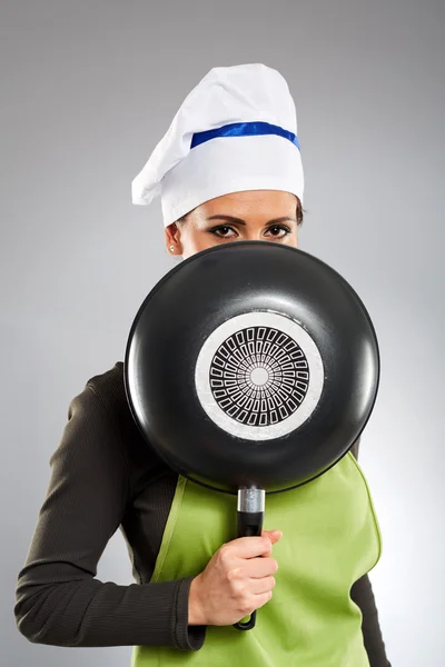 Femme cuisinière tenant une casserole — Photo