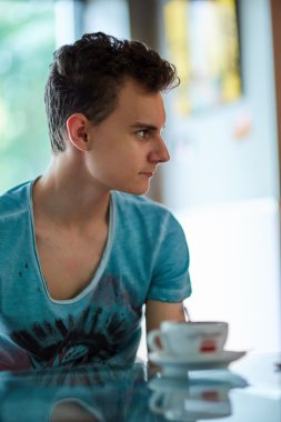 bir restoranda genç çocuk,